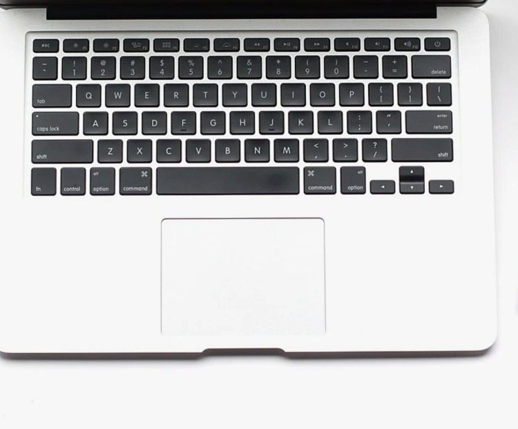 ノートパソコンのキーボードを真上から写した様子